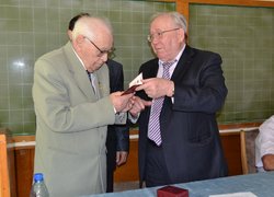 Вручення медалі Володимира Великого академіку АН ВО України, доктору с.-г. наук, професору, завідувачу кафедри рослинництва Олександру Зінченку